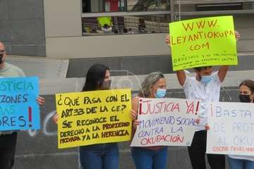 Concentración a las puertas de los juzgados de Telde por una ley antiokupas/TA.